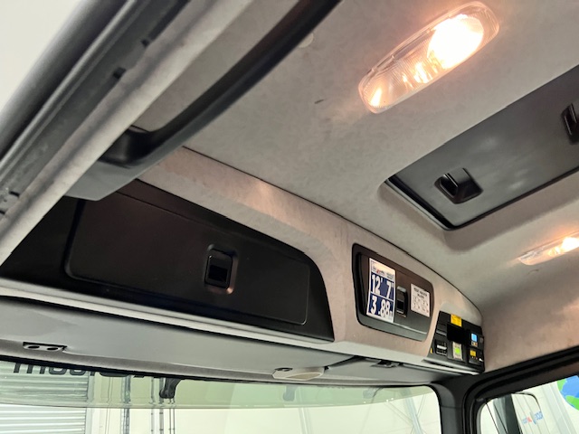 Mercedes Antos 1827 Day Cab Fridge Box