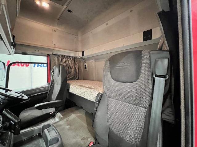 DAF CF 290 6×2 Rear Lift Sleeper Cab Curtainsider