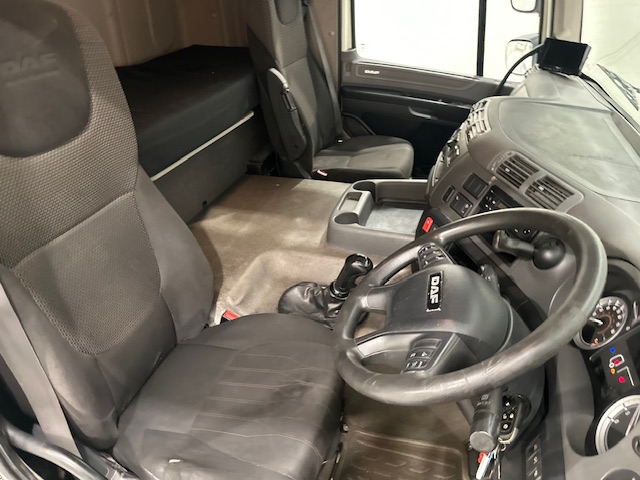 DAF CF 330 6×2 10 Tyre Sleeper Cab Curtainsider