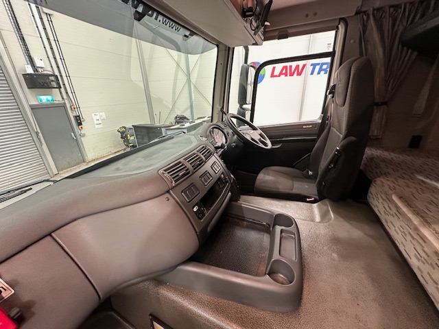 DAF CF 330 6×2 Rear Lift Sleeper Cab Curtainsider
