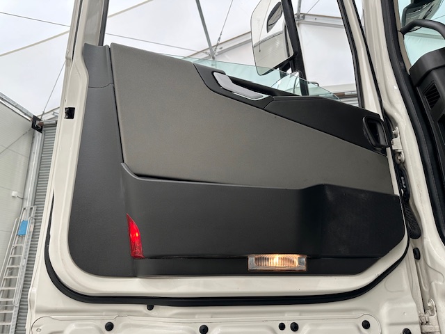 Volvo FH 460 Euro 5 6×2 Tractor Unit Safari Edition