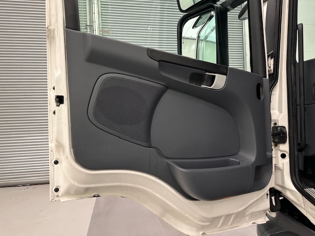 Scania P280 6×2 Rear Lift Day Cab Fridge Box