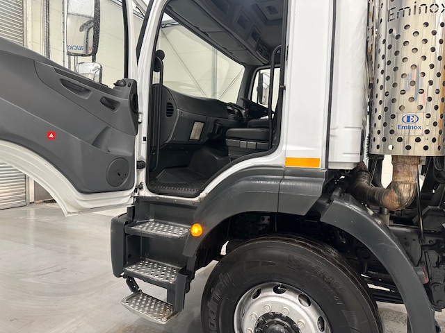Mercedes Axor 2628 6×4 Day Cab Hookloader Gritter