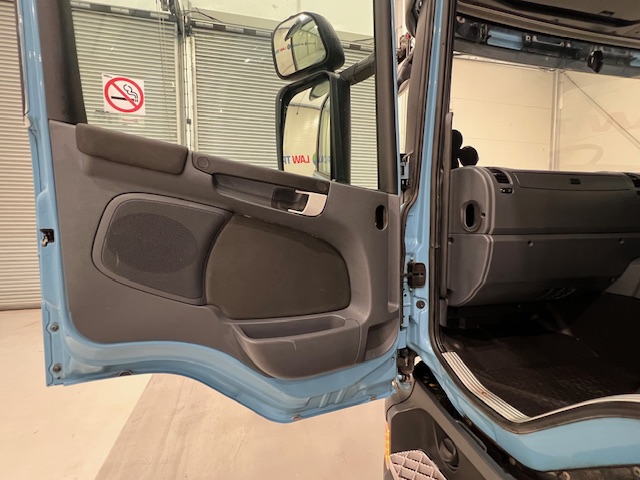 Scania P320 6×2 10 Tyre Rear Lift Insulated Box Van
