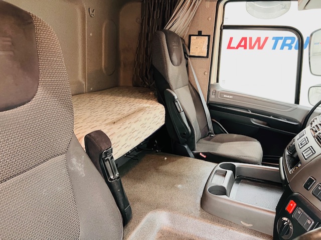 DAF CF 330 6×2 Rear Lift Sleeper Cab Curtainsider