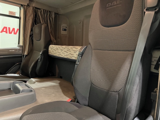 DAF CF 250 4×2 Sleeper Cab Curtainsider