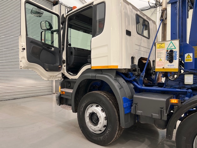 Scania P360 8×4 Day Cab Hookloader Manual