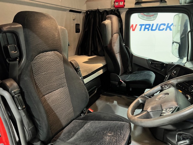 Mercedes Actros 2533 6×2 Sleeper Cab Curtainsider