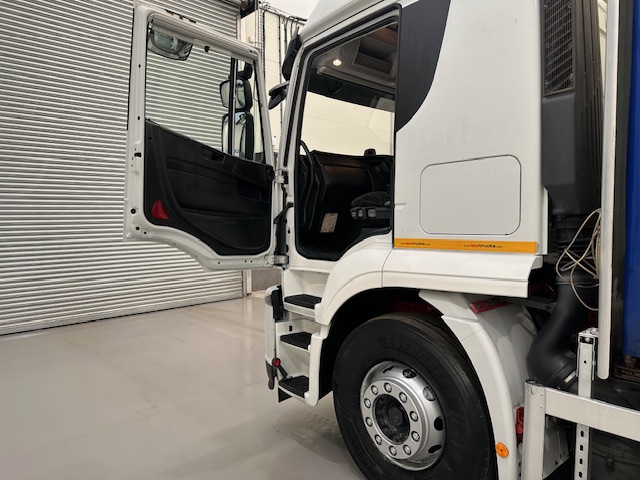 Iveco Stralis 360 6×2 Rear Steer Curtainsider