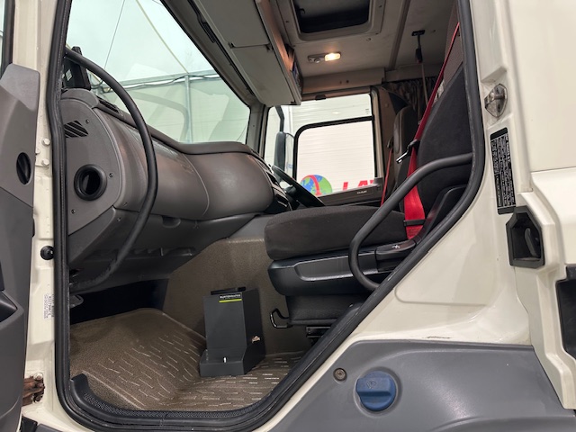 DAF CF 330 6×2 Sleeper Cab Fridge Box