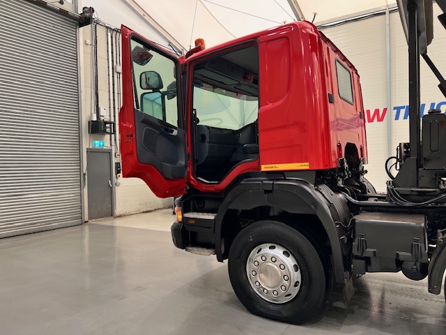Scania P380 8×4 Day Cab Hookloader Manual