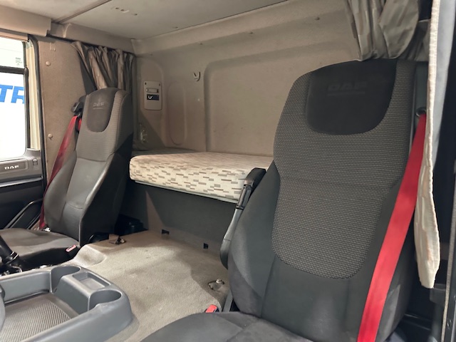 DAF CF 330 6×2 Rear Lift Sleeper Cab Flatbed