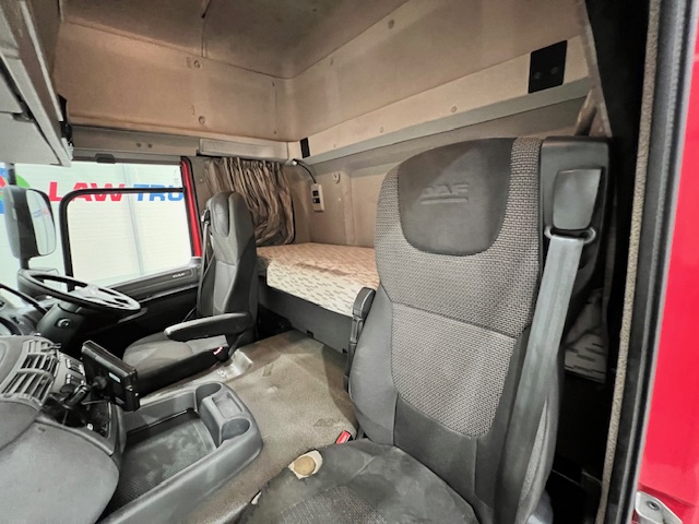 DAF CF 290 6×2 Rear Lift Sleeper Cab Curtainsider