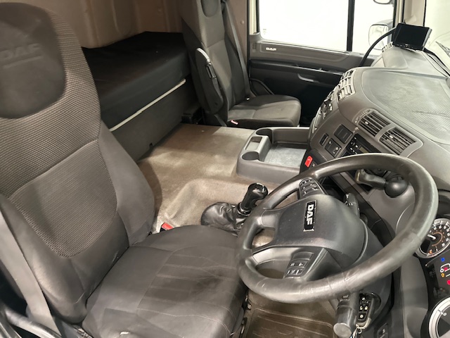 DAF CF 330 6×2 10 Tyre Sleeper Cab Curtainsider