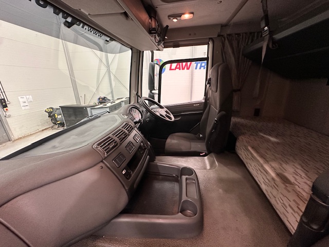 DAF CF 330 6×2 Rear Lift Sleeper Cab Curtainsider