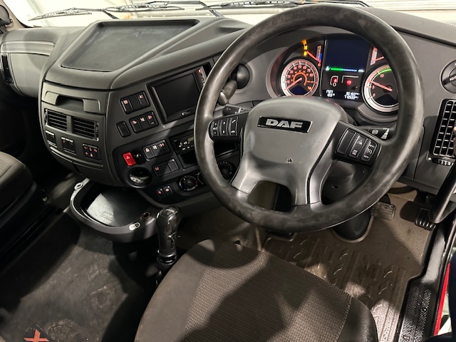 DAF XF 460 6×2 Rear Lift Tractor Unit Manual