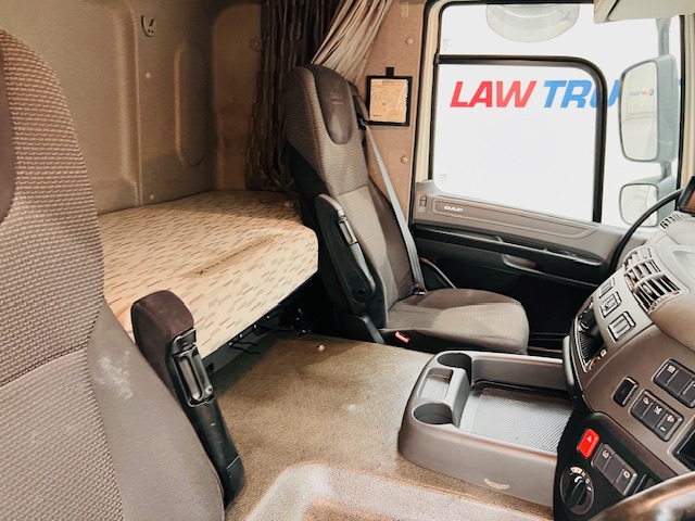 DAF CF 330 6×2 Rear Lift Sleeper Cab Curtainsider