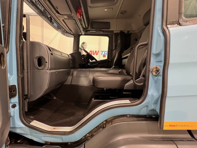 Scania P320 6×2 10 Tyre Rear Lift Insulated Box Van