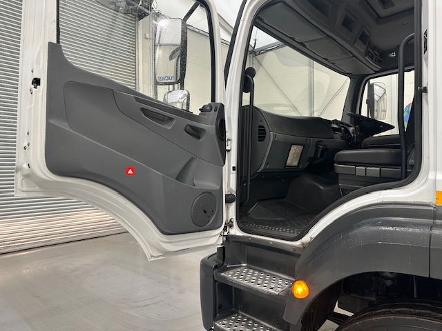 Mercedes Axor 2628 6×4 Day Cab Hookloader Gritter