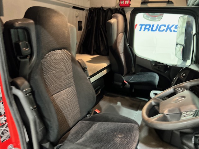 Mercedes Actros 2533 6×2 Sleeper Cab Curtainsider