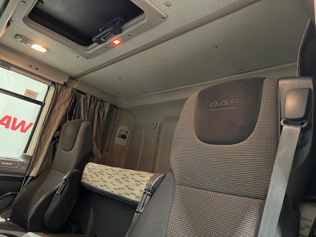 DAF CF 250 4×2 Sleeper Cab Curtainsider