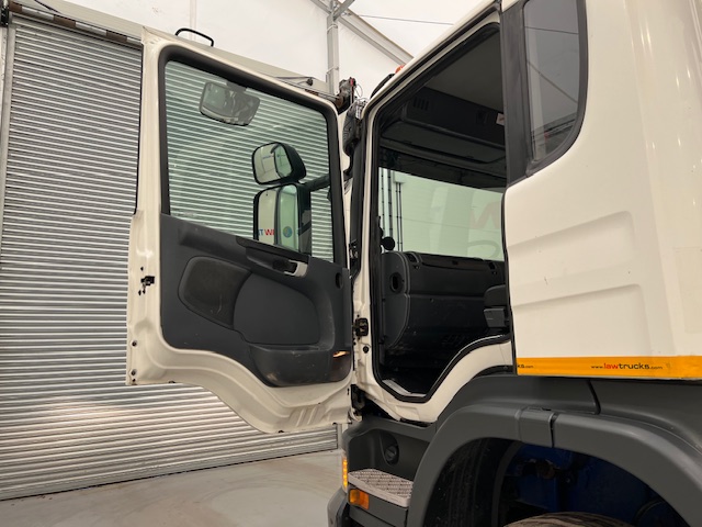 Scania P360 8×4 Day Cab Hookloader Manual