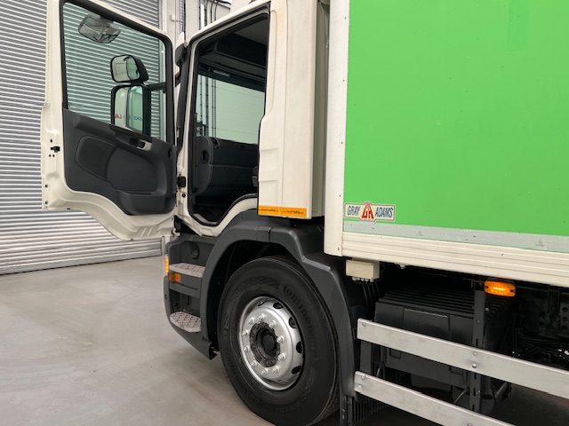 Scania P280 6×2 Rear Lift Day Cab Fridge Box