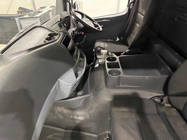 Mercedes 1824 4×2 Day Cab Curtainsider