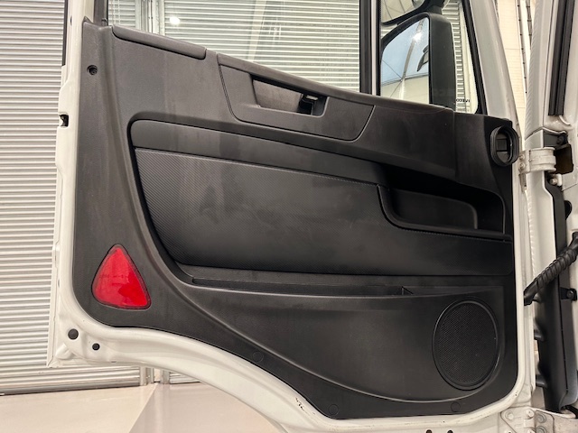 Iveco Stralis 360 6×2 Rear Steer Curtainsider