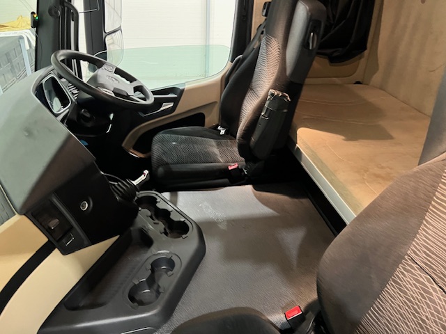 Mercedes Actros 1824 4×2 Sleeper Cab Box Van