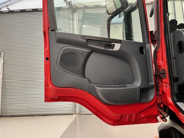 Scania P380 8×4 Day Cab Hookloader Manual