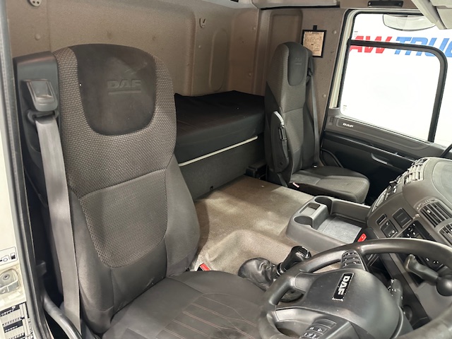 DAF CF 330 6×2 10 Tyre Sleeper Cab Curtainsider
