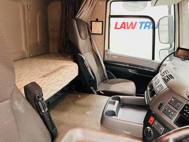 DAF CF 330 6×2 Rear Lift Sleeper Cab Curtainsider