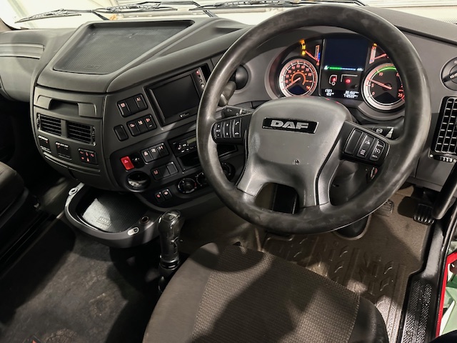 DAF XF 460 6×2 Rear Lift Tractor Unit Manual