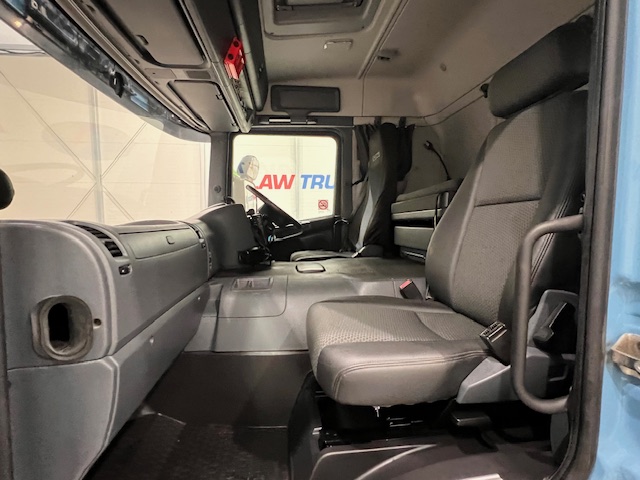Scania P320 6×2 10 Tyre Rear Lift Insulated Box Van