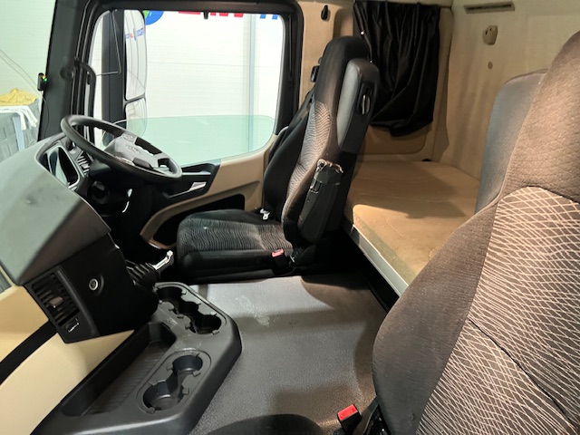 Mercedes Actros 1824 4×2 Sleeper Cab Box Van