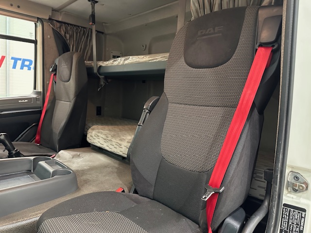 DAF CF 330 6×2 Sleeper Cab Fridge Box