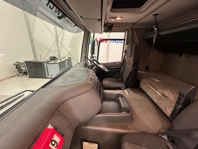 DAF CF 330 6×2 Rear Lift Sleeper Cab Curtainsider