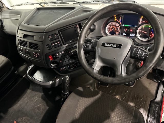 DAF XF 460 6×2 Rear Lift Tractor Unit Manual