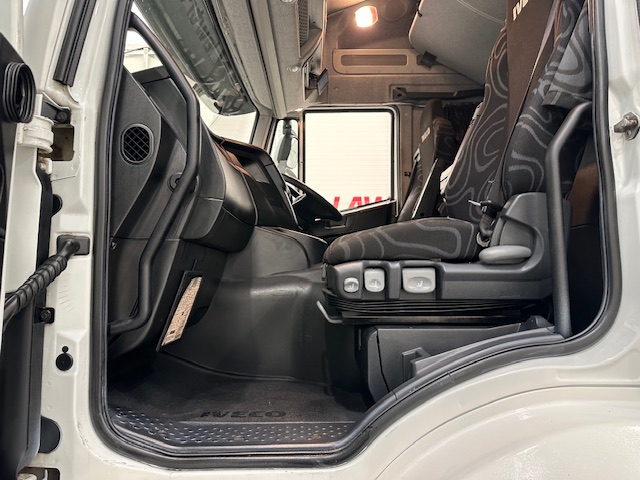 Iveco Stralis 360 6×2 Rear Steer Curtainsider