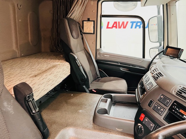DAF CF 330 6×2 Rear Lift Sleeper Cab Curtainsider