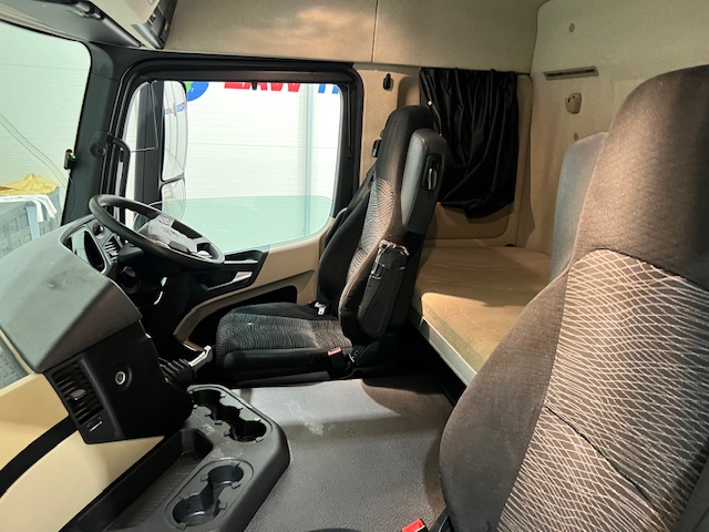 Mercedes Actros 1824 4×2 Sleeper Cab Box Van