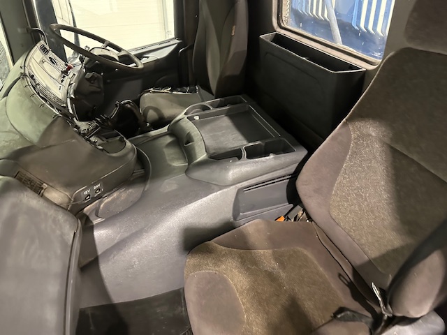 Scania P94 230 4×2 Day Cab Skip Loader
