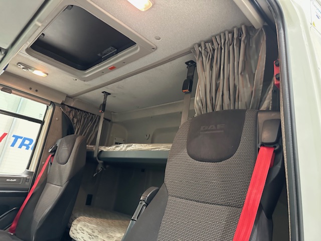 DAF CF 330 6×2 Sleeper Cab Fridge Box
