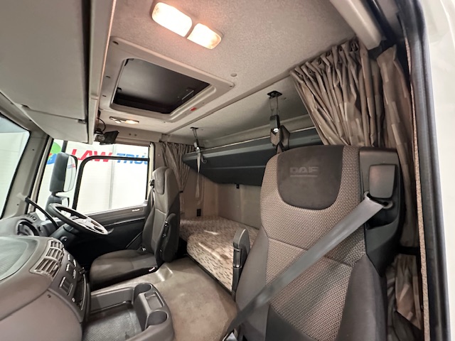 DAF CF 330 6×2 Rear Lift Sleeper Cab Curtainsider