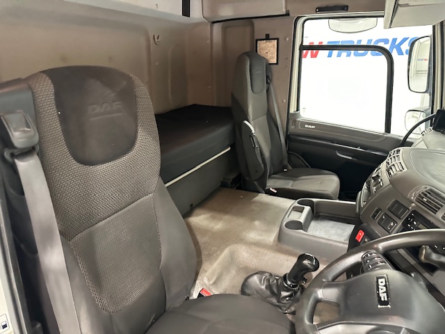 DAF CF 330 6×2 10 Tyre Sleeper Cab Curtainsider