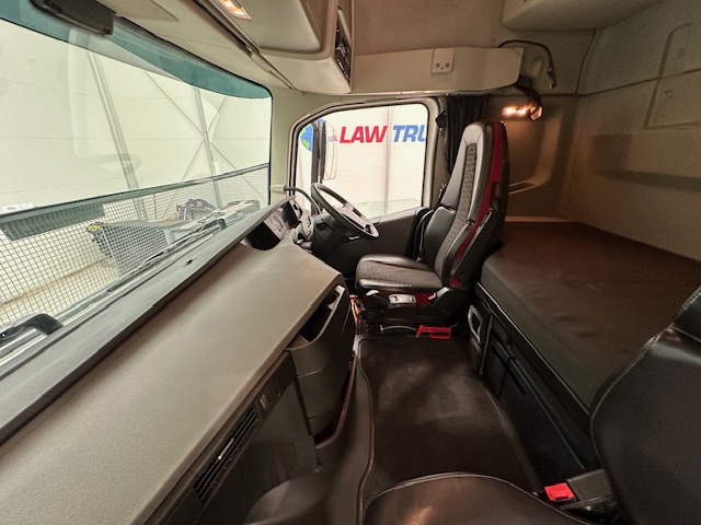 Volvo FH 460 Euro 5 6×2 Tractor Unit Safari Edition