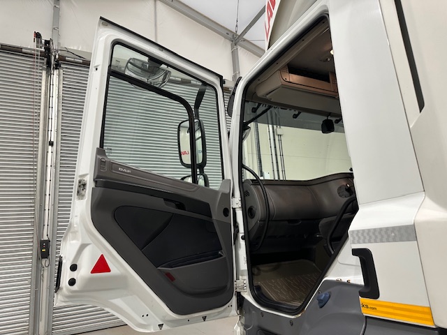 DAF CF 330 Rear Lift Day Cab Fridge Box