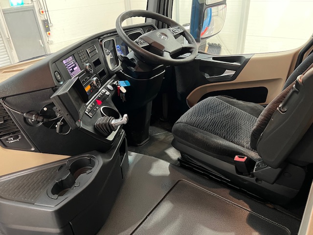 Mercedes Actros 2530 6×2 Sleeper Cab Curtainsider