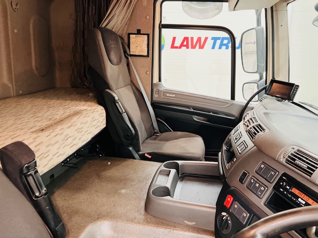 DAF CF 330 6×2 Rear Lift Sleeper Cab Curtainsider